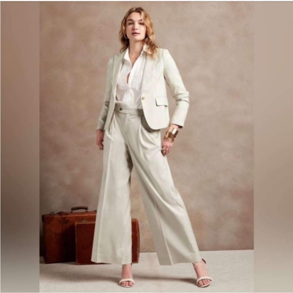 Women's Banana Republic Factory Wide leg high-rise linen blend pants. Beige